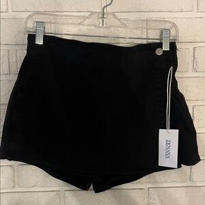 NWT- Zenana Girls, black Mini Skirt with side zip, and built in shorts. Size M
